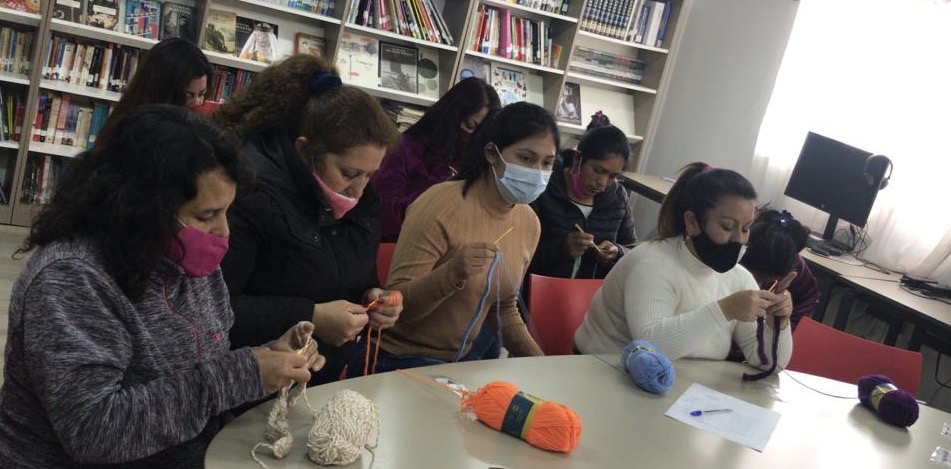 Mujeres privadas de libertad en el CCP de Copiapó dieron los primeros pasos en su aprendizaje de crochet.