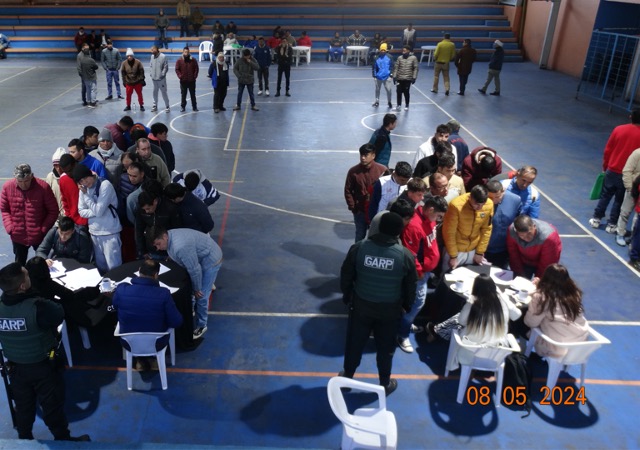 (Foto gentileza de Gendarmería) En el gimnasio del CCP Colina 1 los internos dialogaron con las y los defensores públicos. 