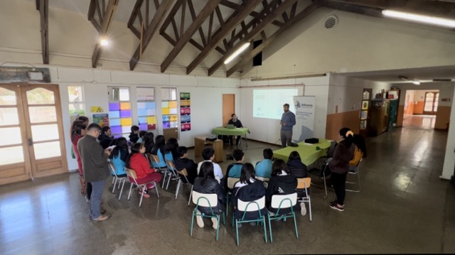 Cerca de 30 alumnos y alumnas de la escuela rural de Hualaihué asistieron a la charla.