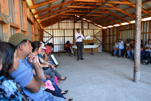 El defensor licitado José Luis Correa durante la charla, realizada en la sede de la comunidad Quilaco López de Curacautín.