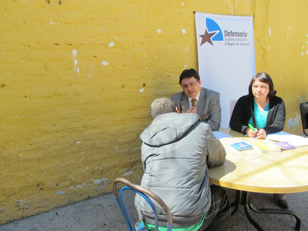 Osvaldo Valenzuela y Carol González durante el desarrollo de la plaza de justicia en la cárcel de Limache.