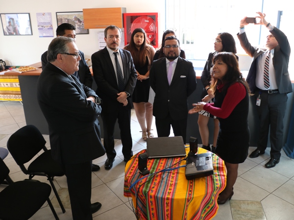 El ministro de Justicia, Jaime Campos, junto a los funcionarios de la nueva Oficina de Defensa Aymara e Indígena instalada en Arica