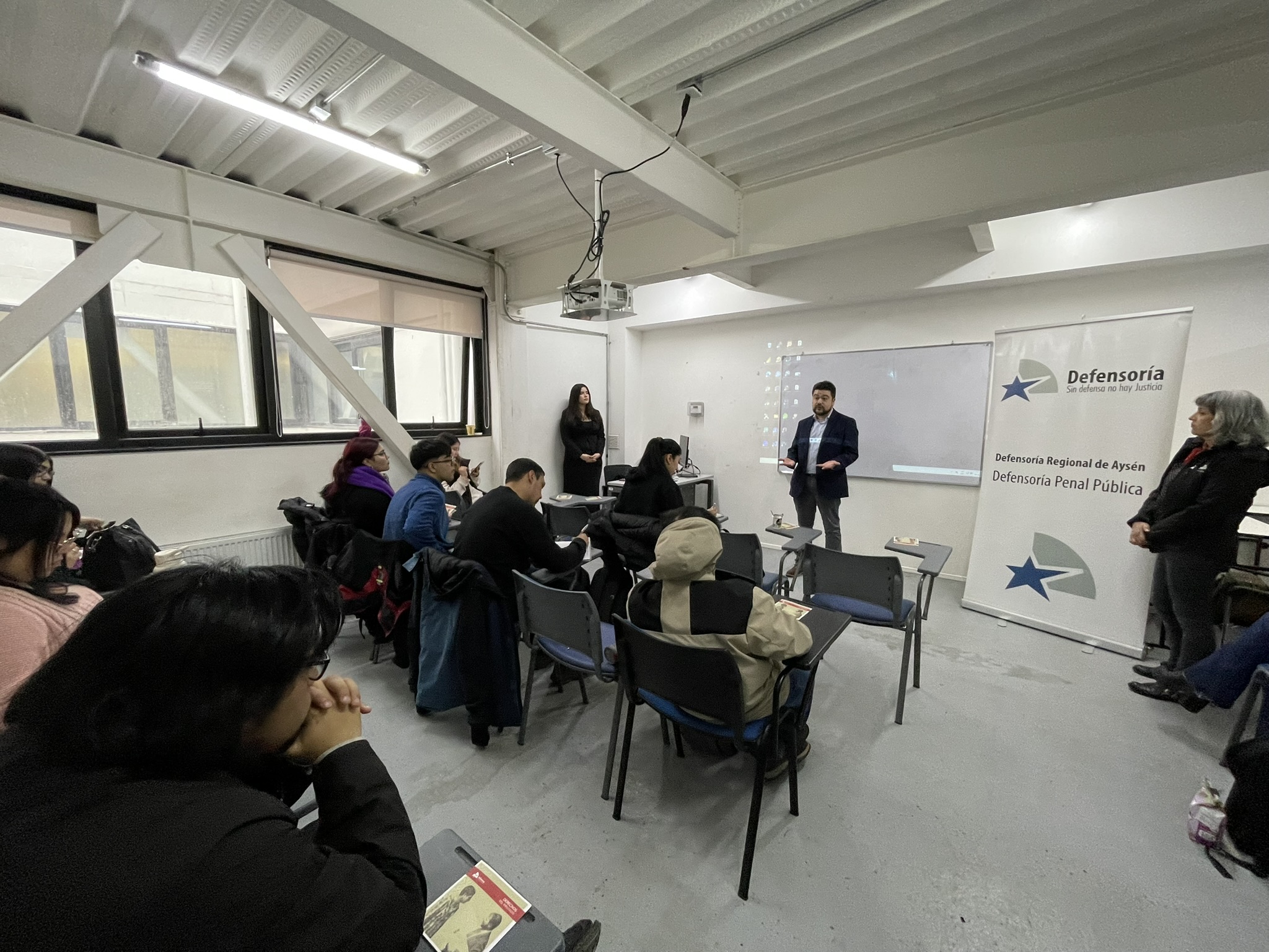 Las y los estudiantes se mostraron muy interesados por conocer la labor de una de las instituciones del sistema penal.