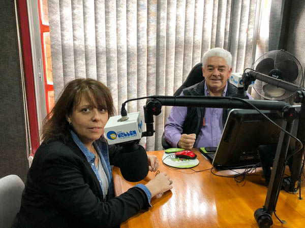 María Soledad Llorente junto a Pedro Roa, director de la Radio Quellón FM. 