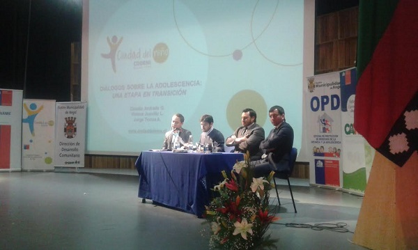 El defensor público juvenil Luis Acuña en el seminario sobre infancia y adolescencia realizado en Angol.