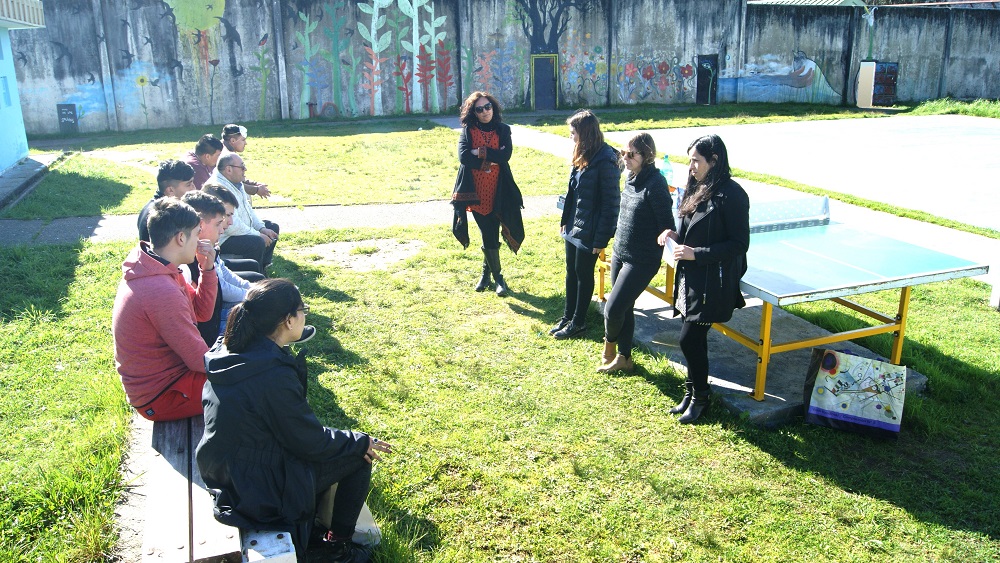 Los jóvenes plantearon sus inquietudes en un distendido diálogo, realizado en el patio, en medio del área verde del recinto.