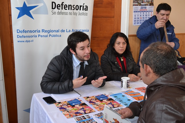 Juan Pablo Alday, Luz Carrillo y Marco Muñoz atendieron el módulo institucional en Los Laureles, comuna de Cunco.