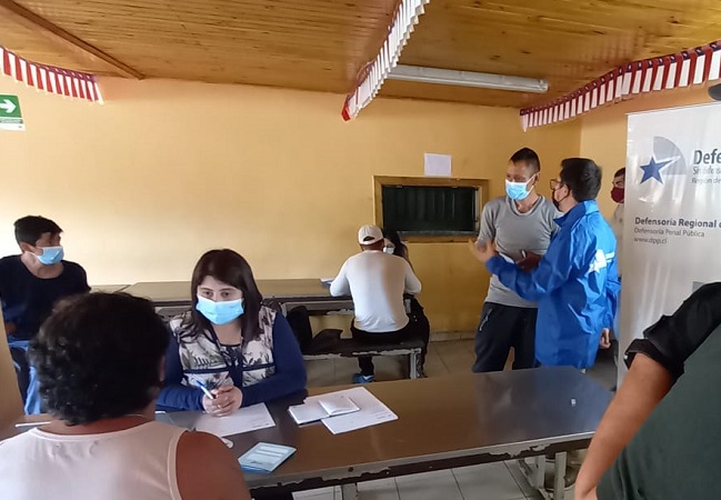 El equipo de la Defensoría Regional de Ñuble llegó hasta el CDP de San Carlos para difundir los derechos entre los internos.