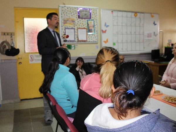 Las mujeres madres con hijos lactantes escucharon atentamente la exposición.