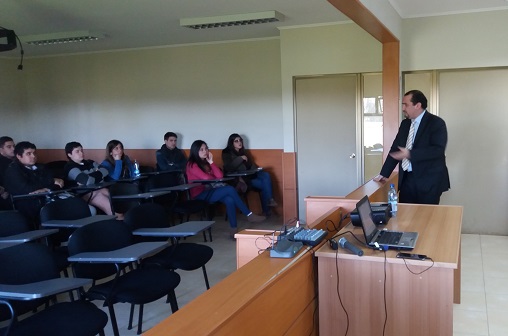 El defensor local jefe de Chillán, Antonio Guerra, encabezó el encuentro con los jóvenes estudiantes de derecho.