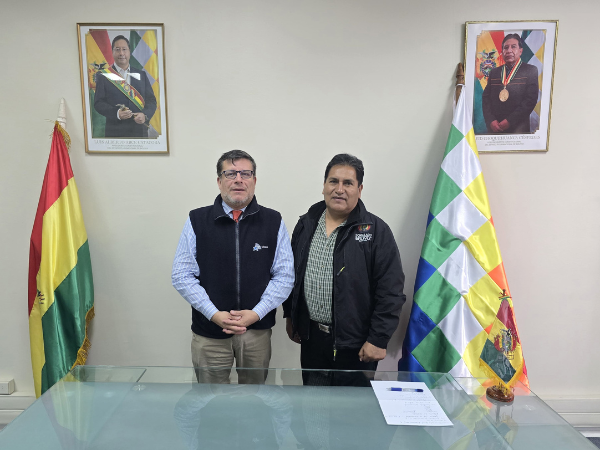 El Defensor Regional de Tarapacá, Gabriel Carrión Calderón, y el Cónsul del Estado Plurinacional de Bolivia en Iquique, Eloy Poma Machaca.