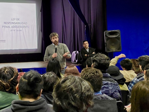 El diálogo se realizó en el auditorio de la Escuela de Cultura y Difusión Artística de Puerto Montt.