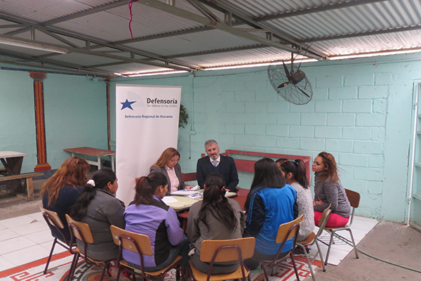 El Defensor Regional de Atacama, Raúl Palma, y la jefa de Estudios, Violeta Viilalobos, respondieron todas las consultas de las imputadas de Vallenar.