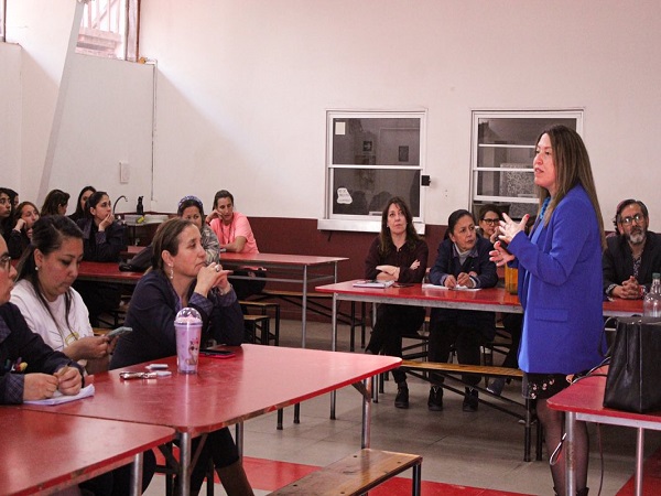 Las y los profesores agradecieron la charla, organizada por la Defensoría Regional de Valparaíso.