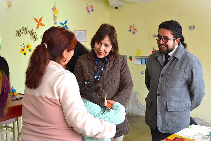 La Defensora Regional y el seremi de Justicia y Derechos Humanos en el módulo materno-infantil de la carcel de La Serena.