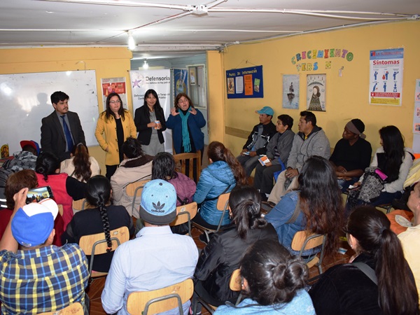 Janett Gómez (de azul), secretaria de la Casa del Migrante, agradeció la charla del equipo de la Defensoría.  