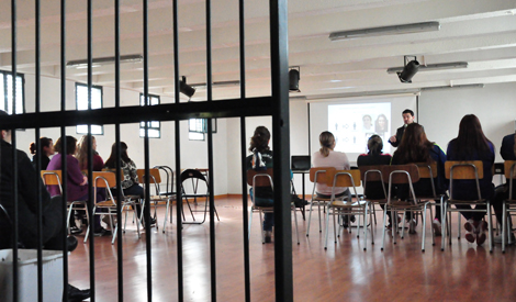 Las mujeres privadas de libertad en Talca y Antofagasta participaron activamente en la primera sesión del taller feminista.