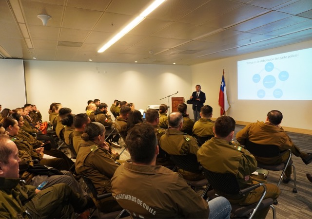Todos los funcionarios policiales que participaron en la charla son operativos, pues trabajan en terreno y en comisarias.