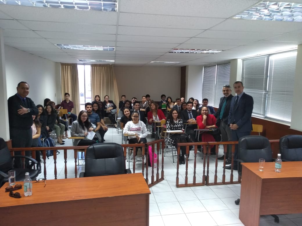 El jefe de Estudios de Arica y Parinacota, Sergio Zenteno, con alumnos de derecho de la UTA, en Arica.