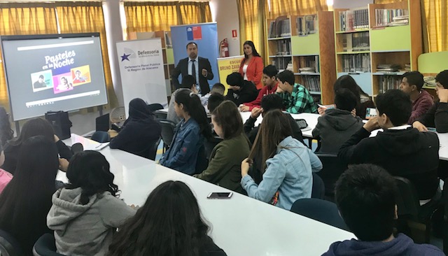 El equipo de defensa penal juvenil de Atacama exhibió el video "Pasteles en la noche" durante la charla con jóvenes estudiantes de Copiapó.