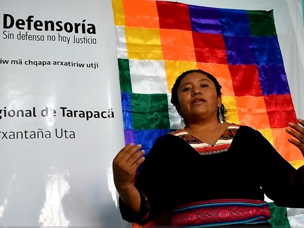 La facilitadora intercultural Aideé López aparece en pantalla transmitiendo el mensaje en quechua.