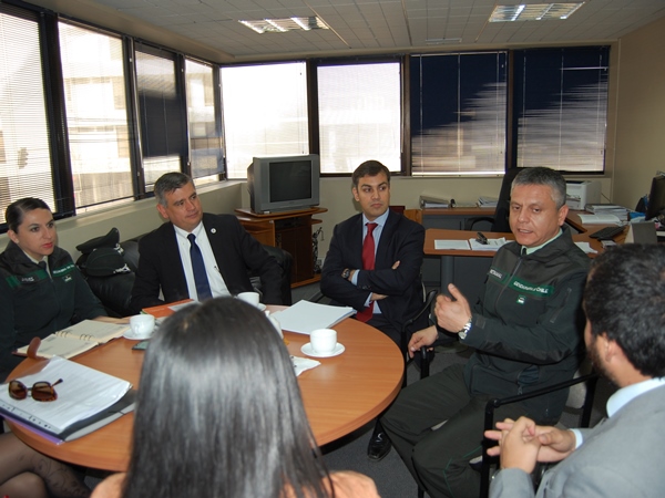 Directivos de Gendarmería y la Defensoría Penal Pública de Tarapacá durante la reciente reunión de trabajo.