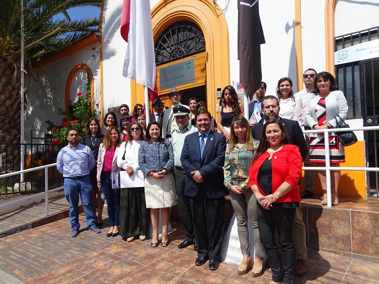La Defensora Regoinal, Loreto Flores, junto a las demás autoridades presentes en el lanzamiento del 'Programa +R'.