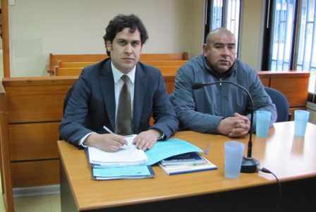 Julio Paillacar (derecha) junto al defensor público Sebastián Lagos.