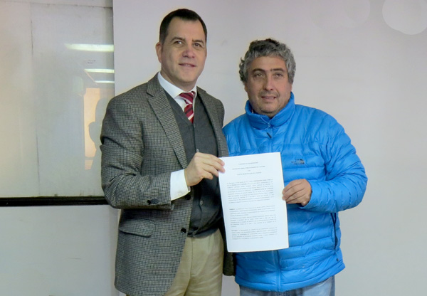 El Defensor Regional de O'Higgins, Alberto Ortega, junto al alcalde de Litueche, René Acuña, tras la firma del convenio.