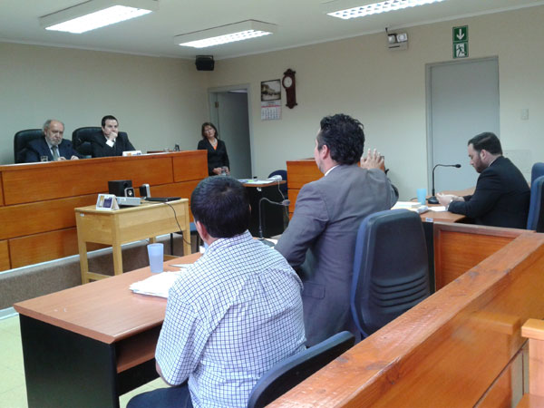 Tras un año cuatro meses, Luis Marín Oyarzún (izquierda) abandonó el Tribunal Oral de Coyhaique como un hombre libre.