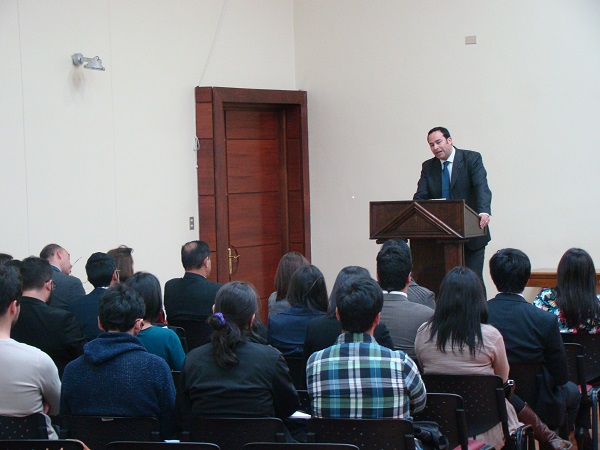El doctor en derecho Álvaro Castro Morales, durante una capacitación a ministros de la Corte de Apelaciones de Concepción.
