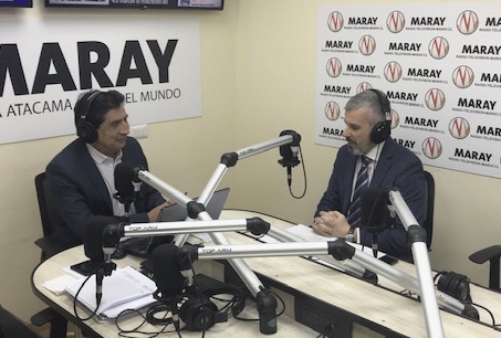 (Foto de archivo) El Defensor Regional de Atacama, Raúl Palma, durante una conversación anterior con Jorge Malebran, locutor de radio "Maray".