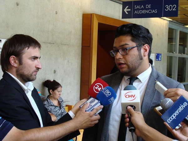 El defensor público Jorge Toro explicó a los medios la situación de sus representados.