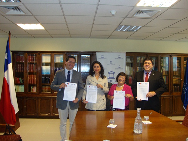 En la Biblioteca de la Corte de Apelaciones, Luis Felipe Romero, Bárbara Katz, María Elena Llanos y Alberto Chiffelle.