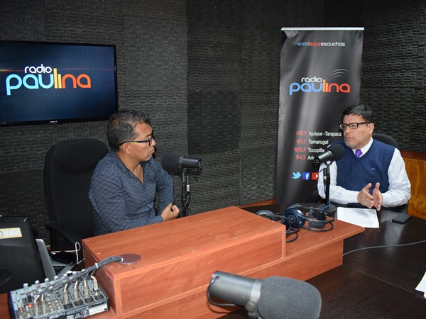 El Defensor Regional de Tarapacá, Gabriel Carrión, en los estudios de radio "Paulina" durante la entrevista.