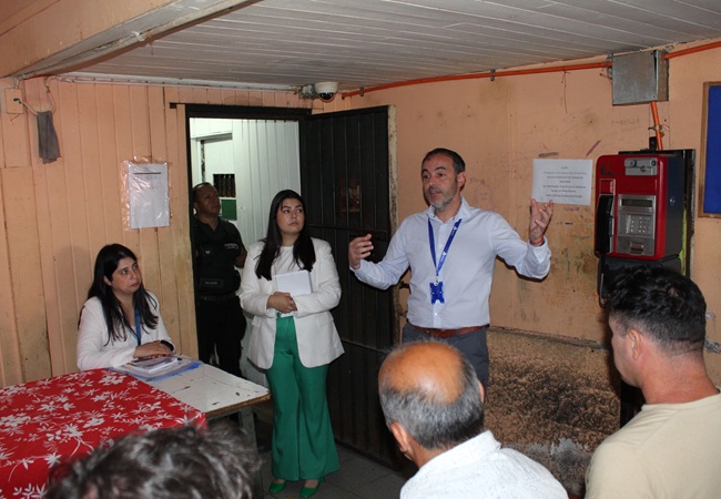 El jefe de Estudios de la Defensor&iacute;a de &Ntilde;uble, Cristian Rozas, y la trabajadora social Angela Morales conversan con imputados del CDP de San Carlos.
