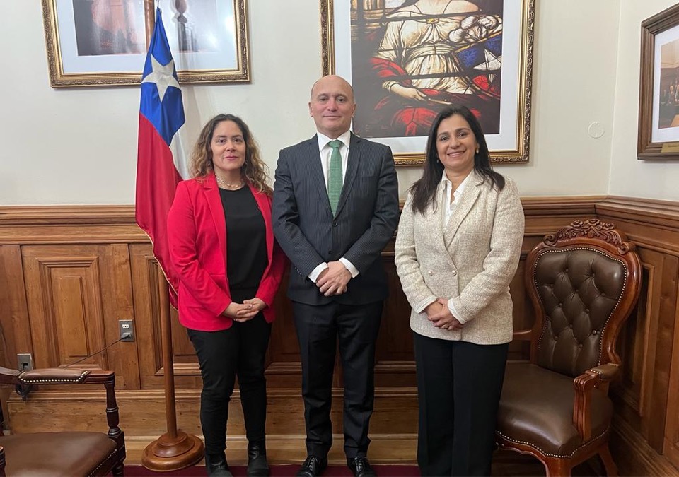 La Defensora Regional Metropolitana Norte y la jefa de Estudios de la DRMN, junto al presidente de la Corte de Apelaciones de Santiago. 