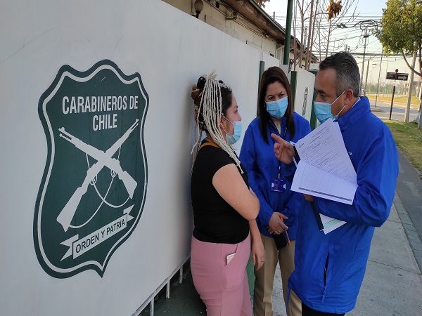 El jefe de Estudios, Mario Palma, y la Defensora Regional, Loreto Flores, entregaron tranquilidad a familiares de personas detenida en San Joaquín.
