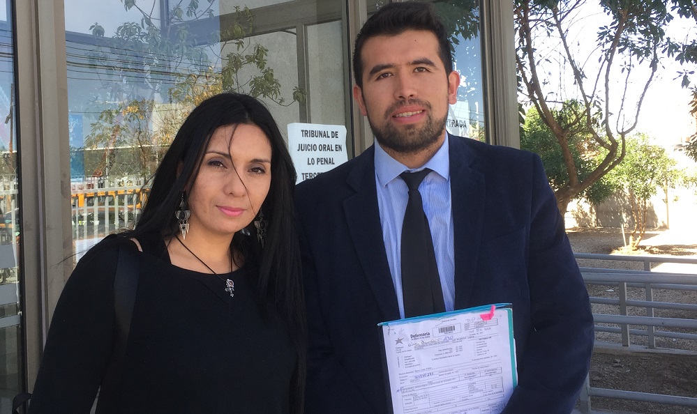 El defensor público Alex Durán junto a la mujer que fue absuelta en dos juicios por el delito de contrabando.