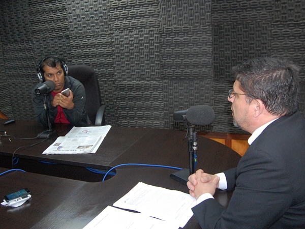 El Jefe de Estudios, Gabriel Carrión, entrevistado en radio mientras su mensaje era difundido, a la vez, en Twitter y WhatsApp.
