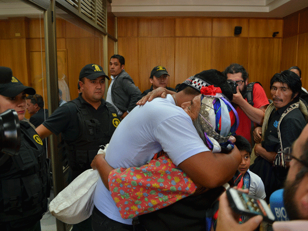 Mijael Carvones a la salida de la audiencia de lectura del veredicto absolutorio se abraza con su madre.