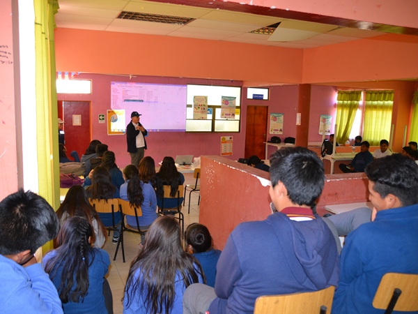 Los estudiantes del Liceo de Pica aparecen muy concentrados en la charla de la Defensoría Penal Pública.