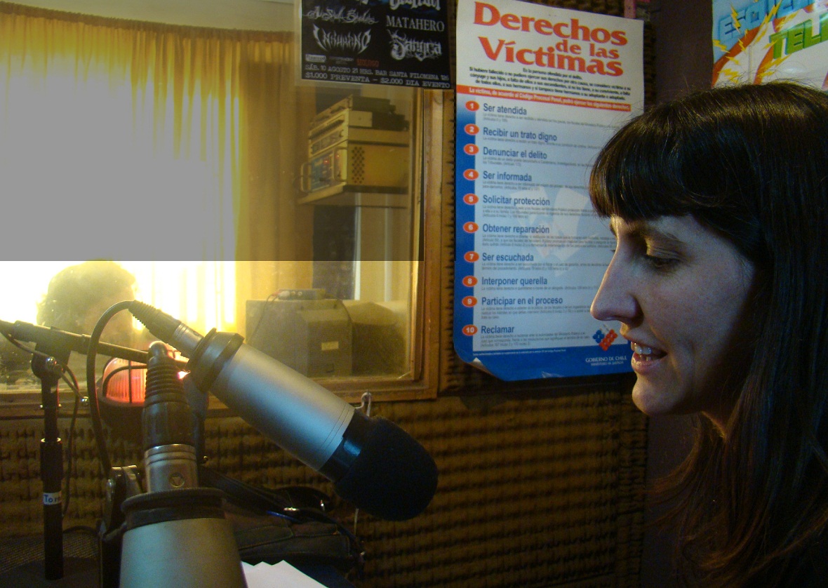 Francisca Sellés informando sobre la defensa indígena en programa de radio El Encuentro de Peñalolén