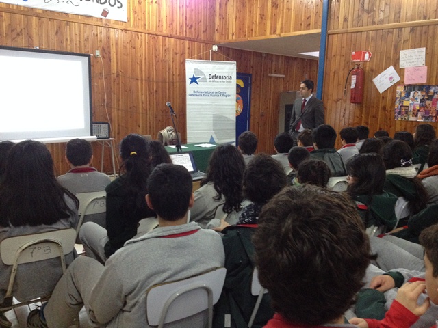 El defensor público Claudio Herrera y los alumnos durante la charla de difusión. 