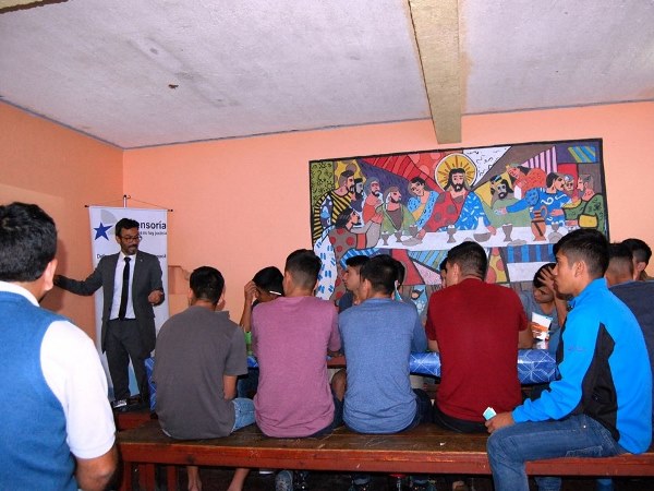 Los jóvenes en internación provisoria escucharon atentamente al defensor penal juvenil de Tarapacá.