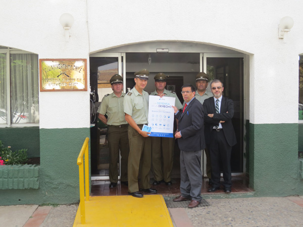 El comisario de la Cuarta Comisaría de Rengo, capitán Bernardo Leiva, recibió afiches sobre los derechos del imputado.
