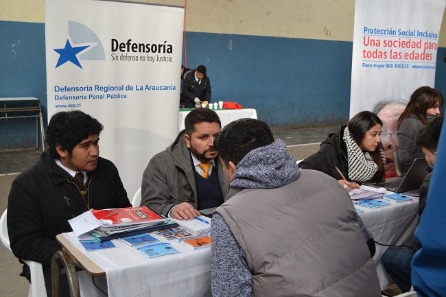 Los defensores recibieron consultas de los internos del Centro de Cumplimiento Penitenciario de Temuco, la principal cárcel de la región.