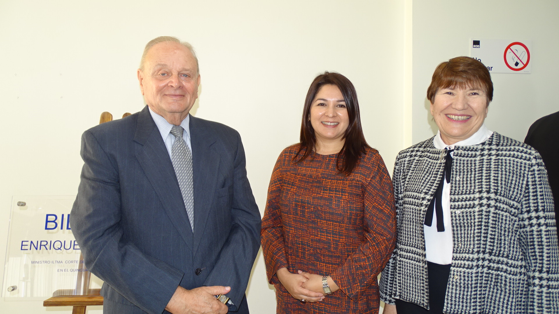 La Defensora Regional (al centro), junto al homenajeado Enrique Alvarez y a la presidenta de la Corte, Jasna Pavlich.