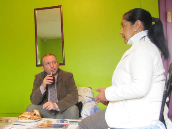 El mate tradicional de la Patagonia hizo fluir el diálogo entre Fernando Acuña y las tres internas del penal de Coyhaique.