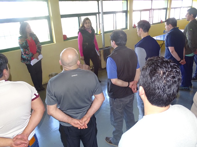 La Defensora Regional se reunió con los internos en el módulo central del CDP de Puerto Natales.